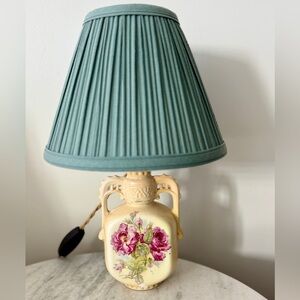 ANTIQUE 1900'S ROSE BUD TABLE LAMP